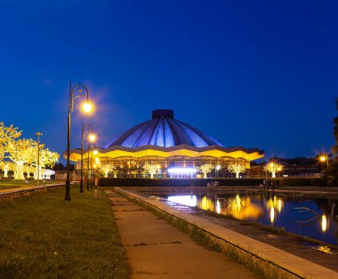 MOSCOW, RUSSIA 15 AĞUSTOS 2021: Moskova Devlet Sirki Vernadskogo Prospekt, gece manzarası