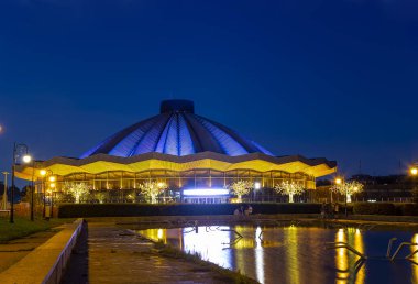 MOSCOW, RUSSIA 15 AĞUSTOS 2021: Moskova Devlet Sirki Vernadskogo Prospekt, gece manzarası