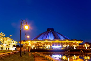 MOSCOW, RUSSIA 15 AĞUSTOS 2021: Moskova Devlet Sirki Vernadskogo Prospekt, gece manzarası