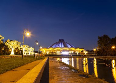 MOSCOW, RUSSIA 15 AĞUSTOS 2021: Moskova Devlet Sirki Vernadskogo Prospekt, gece manzarası