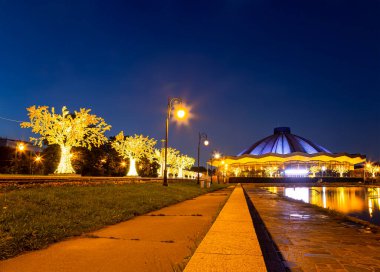 MOSCOW, RUSSIA 15 AĞUSTOS 2021: Moskova Devlet Sirki Vernadskogo Prospekt, gece manzarası