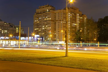 MOSCOW, RUSSIA 15 AĞUSTOS 2021: Moskova sokaklarından birinde trafik arabaları (yaz akşamı), Rusya   