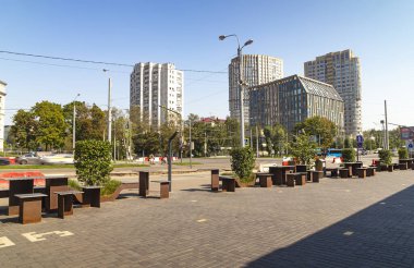 MOSCOW, Rusya- 17 Ağustos 2021, 2021: Moskova 'da gündüz trafiği bulanıklaştı. Bulanık bir etki elde etmek için, ND400 'e kadar ayarlanabilir nötr yoğunluğa sahip bir ND2 filtresi kullanılır. Başka değişiklik yapılmadı. 