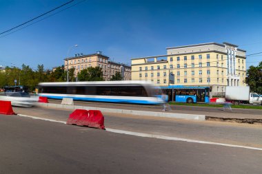 MOSCOW, Rusya- 17 Ağustos 2021, 2021: bir Moskova caddesinde modern tramvay. Bulanık bir etki elde etmek için, ND400 'e kadar ayarlanabilir nötr yoğunluğa sahip bir ND2 filtresi kullanılır. Başka değişiklik yapılmadı.   