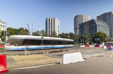 MOSCOW, Rusya- 17 Ağustos 2021, 2021: bir Moskova caddesinde modern tramvay. Bulanık bir etki elde etmek için, ND400 'e kadar ayarlanabilir nötr yoğunluğa sahip bir ND2 filtresi kullanılır. Başka değişiklik yapılmadı.   
