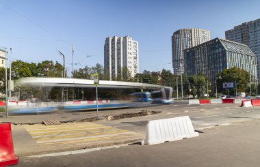 MOSCOW, Rusya- 17 Ağustos 2021, 2021: bir Moskova caddesinde modern tramvay. Bulanık bir etki elde etmek için, ND400 'e kadar ayarlanabilir nötr yoğunluğa sahip bir ND2 filtresi kullanılır. Başka değişiklik yapılmadı.   