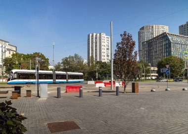 MOSCOW, Rusya- 17 Ağustos 2021, 2021: Moskova sokaklarındaki modern tramvay