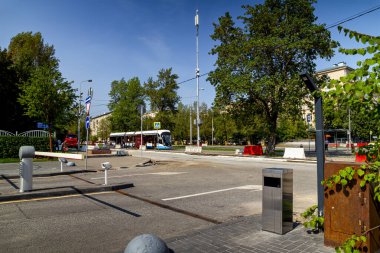 MOSCOW, Rusya- 17 Ağustos 2021, 2021: Moskova sokaklarındaki modern tramvay