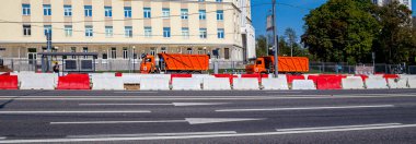 MOSCOW, Rusya- 17 AĞUSTOS 2021: Şehirde kamyon gezileri (yaz güneşli bir gün))