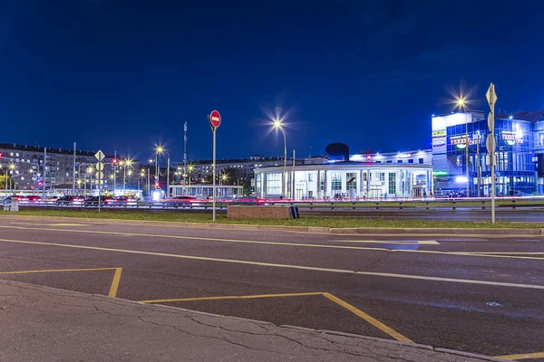 Moscow Russia August 2021 Verkeerswagens Een Van Straten Moskou Zomeravond — Stockfoto