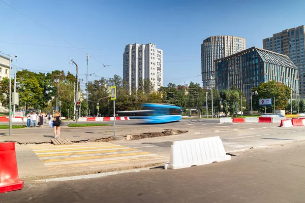 MOSCOW, Rusya- 17 Ağustos 2021, 2021: bir Moskova caddesinde modern tramvay. Bulanık bir etki elde etmek için, ND400 'e kadar ayarlanabilir nötr yoğunluğa sahip bir ND2 filtresi kullanılır. Başka değişiklik yapılmadı.   