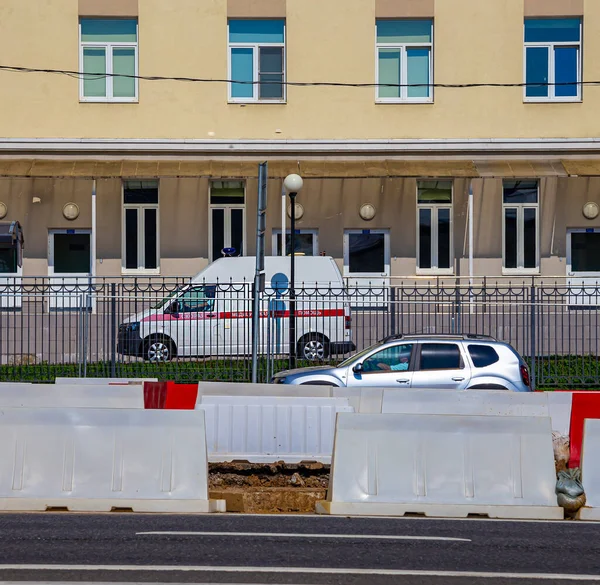 モスクワ ロシア 2021年8月17日 街の路上で救急車 夏の晴れた日 サイドビュー 住宅地 — ストック写真