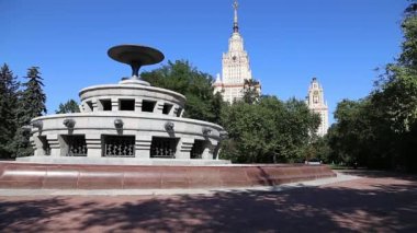 Sparrow Hills 'teki Lomonosov Moskova Devlet Üniversitesi' nde (MSU) çeşme. Rusya 'nın en üst düzey eğitim kurumudur. Rusya
