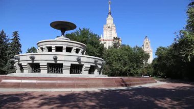 Sparrow Hills 'teki Lomonosov Moskova Devlet Üniversitesi' nde (MSU) çeşme. Rusya 'nın en üst düzey eğitim kurumudur. Rusya