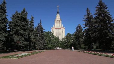 MOSCOW, RUSSIA - 28 AĞUSTOS 2021: Sparrow Hills 'teki Lomonosov Moskova Devlet Üniversitesi' nde (MSU). Rusya 'nın en üst düzey eğitim kurumudur. Rusya