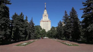 MOSCOW, RUSSIA - 28 AĞUSTOS 2021: Sparrow Hills 'teki Lomonosov Moskova Devlet Üniversitesi' nde (MSU). Rusya 'nın en üst düzey eğitim kurumudur. Rusya