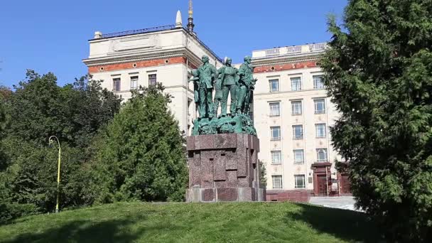 Moscow Ryssland August 2021 Monument Tillägnat Studenter Byggteam Nära Fysik — Stockvideo