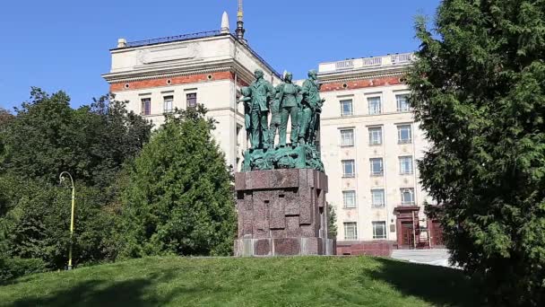 Moscow Ryssland August 2021 Monument Tillägnat Studenter Byggteam Nära Fysik — Stockvideo
