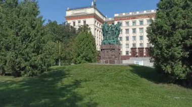 MOSCOW, RUSSIA-AUGust 28, 2021: Sparrow Hills 'teki (yaz günü) Lomonosov Moskova Devlet Üniversitesi Fizik Fakültesi (MSU) yakınlarındaki Öğrenci inşaat ekiplerine adanmış anıt. Rusya 'nın en üst düzey eğitim kurumudur. Rusya