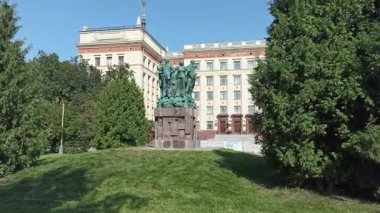 MOSCOW, RUSSIA-AUGust 28, 2021: Sparrow Hills 'teki (yaz günü) Lomonosov Moskova Devlet Üniversitesi Fizik Fakültesi (MSU) yakınlarındaki Öğrenci inşaat ekiplerine adanmış anıt. Rusya 'nın en üst düzey eğitim kurumudur. Rusya