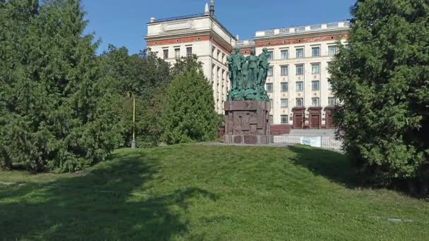 Moscow Ryssland August 2021 Monument Tillägnat Studenter Byggteam Nära Fysik — Stockvideo