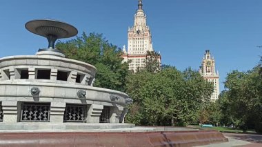 Sparrow Hills 'teki Lomonosov Moskova Devlet Üniversitesi' nde (MSU) çeşme. Rusya 'nın en üst düzey eğitim kurumudur. Rusya