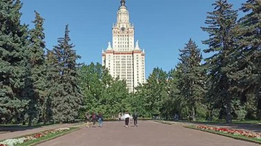 MOSCOW, RUSSIA - 28 AĞUSTOS 2021: Sparrow Hills 'teki Lomonosov Moskova Devlet Üniversitesi' nde (MSU). Rusya 'nın en üst düzey eğitim kurumudur. Rusya
