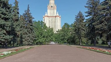 MOSCOW, RUSSIA - 28 AĞUSTOS 2021: Sparrow Hills 'teki Lomonosov Moskova Devlet Üniversitesi' nde (MSU). Rusya 'nın en üst düzey eğitim kurumudur. Rusya