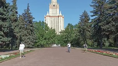 MOSCOW, RUSSIA - 28 AĞUSTOS 2021: Sparrow Hills 'teki Lomonosov Moskova Devlet Üniversitesi' nde (MSU). Rusya 'nın en üst düzey eğitim kurumudur. Rusya
