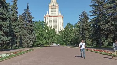 MOSCOW, RUSSIA - 28 AĞUSTOS 2021: Sparrow Hills 'teki Lomonosov Moskova Devlet Üniversitesi' nde (MSU). Rusya 'nın en üst düzey eğitim kurumudur. Rusya