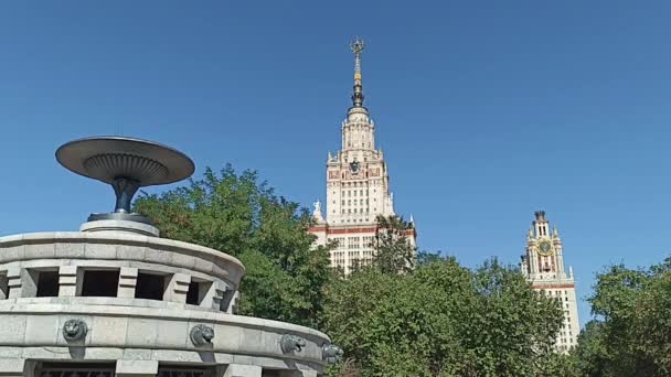 Fontänen Vid Lomonosov Moscow State University Msu Sparrow Hills Sommardag — Stockvideo