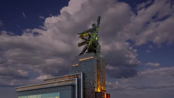 俄罗斯莫斯科 雕塑家Vera Mukhina的著名苏联纪念碑Rabochiy Kolkhoznitsa 工人与科尔霍兹妇女或工人与集体农场主 1937年制造 — 图库视频影像