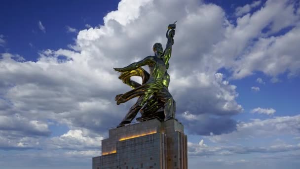 俄罗斯莫斯科 雕塑家Vera Mukhina的著名苏联纪念碑Rabochiy Kolkhoznitsa 工人与科尔霍兹妇女或工人与集体农场主 1937年制造 — 图库视频影像