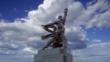 Ünlü Sovyet anıtı Rabochiy i Kolkhoznitsa (İşçi ve Kolkhoz Kadını veya İşçi ve Toplu Çiftçi) heykeltıraş Vera Mukhina, Moskova, Rusya. 1937 'de yapılmış.  