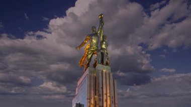 Ünlü Sovyet anıtı Rabochiy i Kolkhoznitsa (İşçi ve Kolkhoz Kadını veya İşçi ve Toplu Çiftçi) heykeltıraş Vera Mukhina, Moskova, Rusya. 1937 'de yapılmış.  