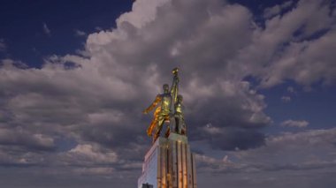 Ünlü Sovyet anıtı Rabochiy i Kolkhoznitsa (İşçi ve Kolkhoz Kadını veya İşçi ve Toplu Çiftçi) heykeltıraş Vera Mukhina, Moskova, Rusya. 1937 'de yapılmış.  