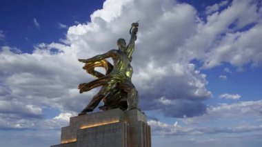 Ünlü Sovyet anıtı Rabochiy i Kolkhoznitsa (İşçi ve Kolkhoz Kadını veya İşçi ve Toplu Çiftçi) heykeltıraş Vera Mukhina, Moskova, Rusya. 1937 'de yapılmış.  