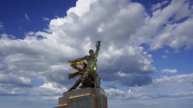 Ünlü Sovyet anıtı Rabochiy i Kolkhoznitsa (İşçi ve Kolkhoz Kadını veya İşçi ve Toplu Çiftçi) heykeltıraş Vera Mukhina, Moskova, Rusya. 1937 'de yapılmış.  