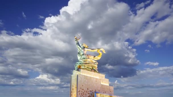 러시아 모스크바의 조각가베라 무크리나의 소비에트 기념물 Rabochiy Kolkhoznitsa Worker Kolkhoz — 비디오