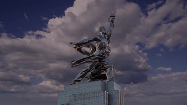 有名なソ連の記念碑彫刻家ヴェラ ムキナ モスクワ ロシアの労働者とKolkhoznitsa 労働者とKolkhoz女性または労働者と労働者の農民 1937年製 — ストック動画