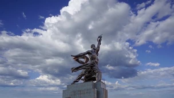 Berühmtes Sowjetisches Denkmal Rabotschij Kolchosniza Arbeiterin Und Kolchosfrau Oder Arbeiter — Stockvideo