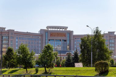 Lomonosov Moskova Devlet Üniversitesi entellektüel merkezi (Rusça yazılmıştır), yaz günü. Rusya    