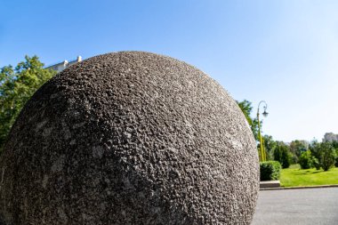 Sparrow Hills 'teki Moskova Devlet Üniversitesi' nin (MSU) topraklarında büyük granit top. Rusya 