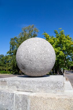 Sparrow Hills 'teki Moskova Devlet Üniversitesi' nin (MSU) topraklarında büyük granit top. Rusya 