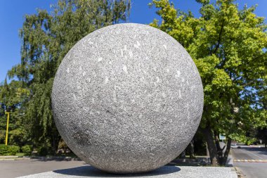 Sparrow Hills 'teki Moskova Devlet Üniversitesi' nin (MSU) topraklarında büyük granit top. Rusya 