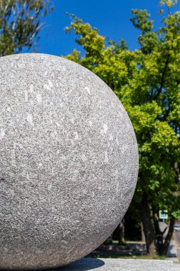 Sparrow Hills 'teki Moskova Devlet Üniversitesi' nin (MSU) topraklarında büyük granit top. Rusya 