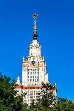 Sparrow Hills 'teki Lomonosov Moskova Devlet Üniversitesi' nin ana binası (yaz günü). Rusya 'nın en üst düzey eğitim kurumudur. Rusya  