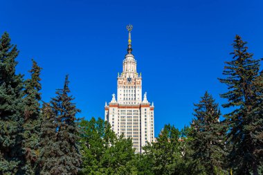 Sparrow Hills 'teki Lomonosov Moskova Devlet Üniversitesi' nin ana binası (yaz günü). Rusya 'nın en üst düzey eğitim kurumudur. Rusya  