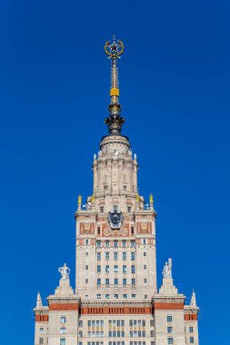 Sparrow Hills 'teki Lomonosov Moskova Devlet Üniversitesi' nin ana binası (yaz günü). Rusya 'nın en üst düzey eğitim kurumudur. Rusya  