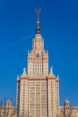 Sparrow Hills 'teki Lomonosov Moskova Devlet Üniversitesi' nin ana binası (yaz günü). Rusya 'nın en üst düzey eğitim kurumudur. Rusya